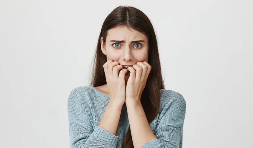 девушка испытывает мерицизм